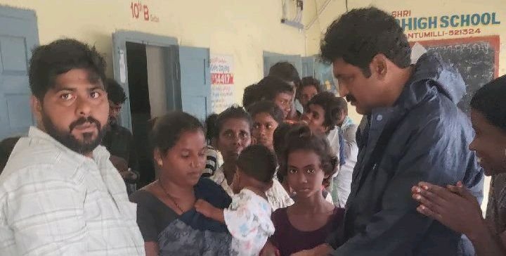 BTM పునరావాస కేంద్రం ప్రజలకు ఆహారం అందిస్తున్న VRO Prasad