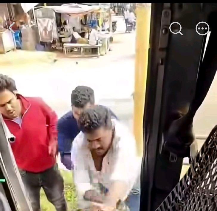 బస్సు ఆపలేదని దాడి.. డ్రైవర్‌పై యువకుల దౌర్జన్యం!