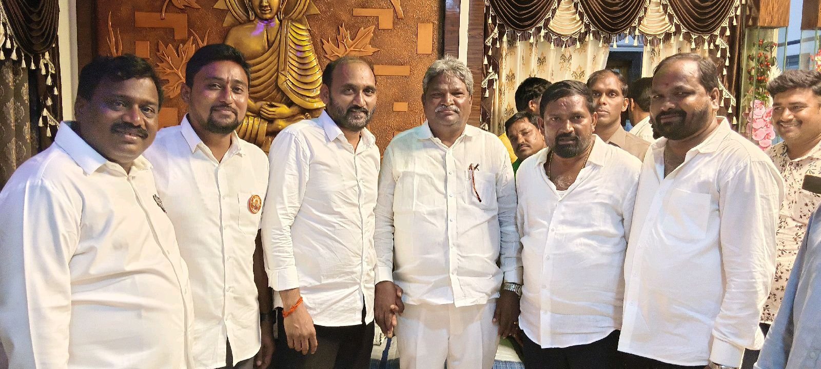 ఎమ్మెల్యేను కలిసిన తెలుగుదేశం పార్టీ నాయకులు,
