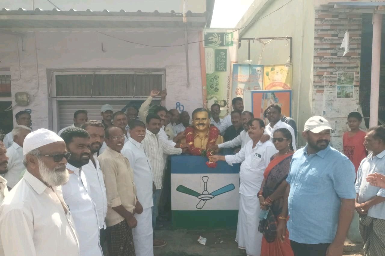 వైయస్సార్ వర్థంతి సందర్భంగా ఘనంగా నివాళులు
