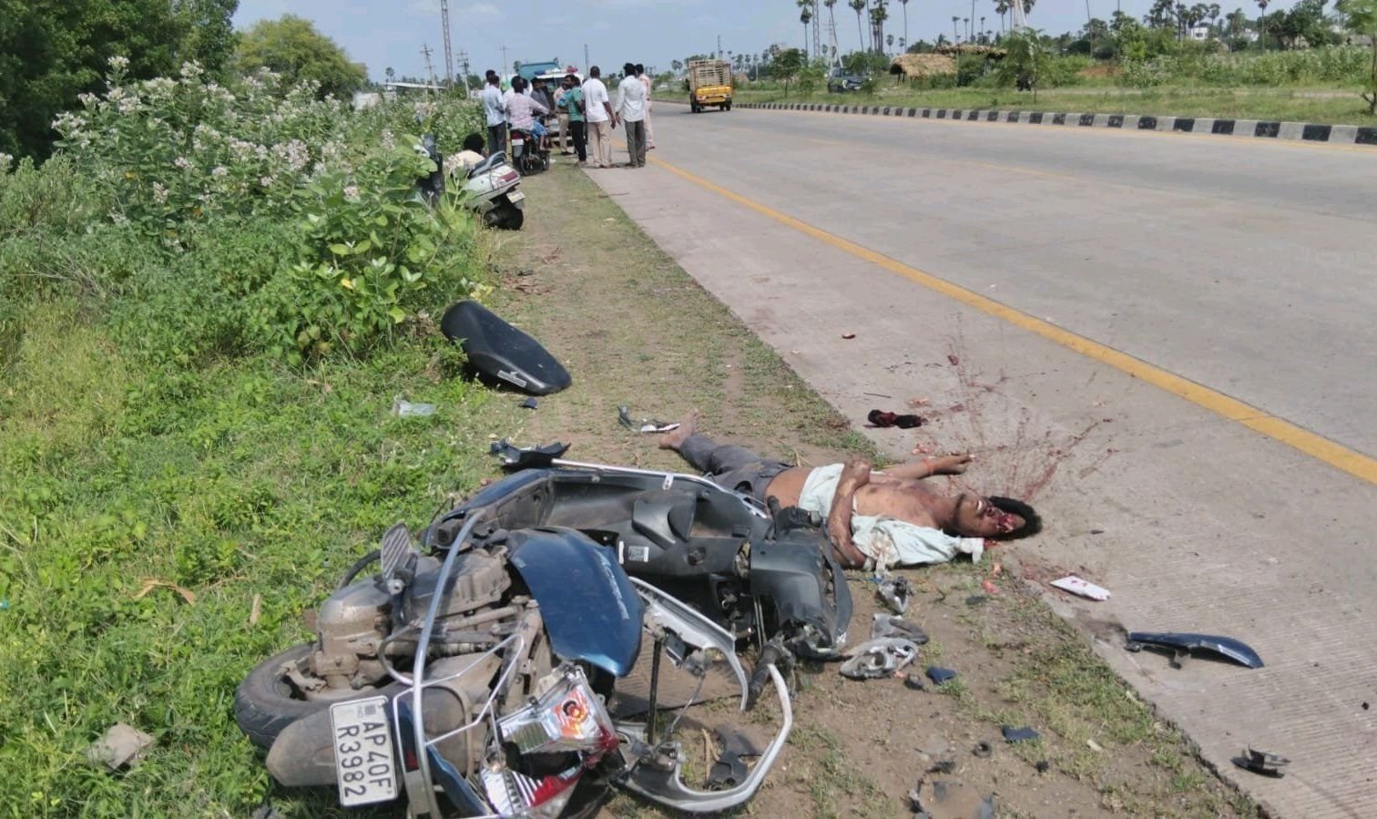 విజయవాడ మచిలీపట్నం హైవేపై ఘోర రోడ్డు ప్రమాదం ఇద్దరు మృతి