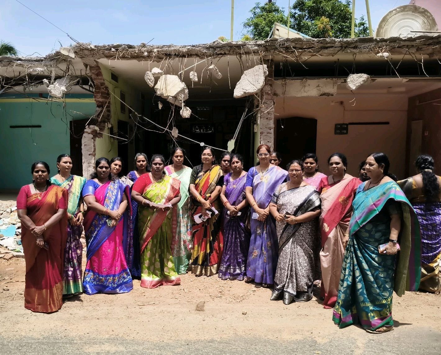 సర్పంచ్ లావణ్య కుటుంబానికి అండగా మహిళా నేతలు..!
