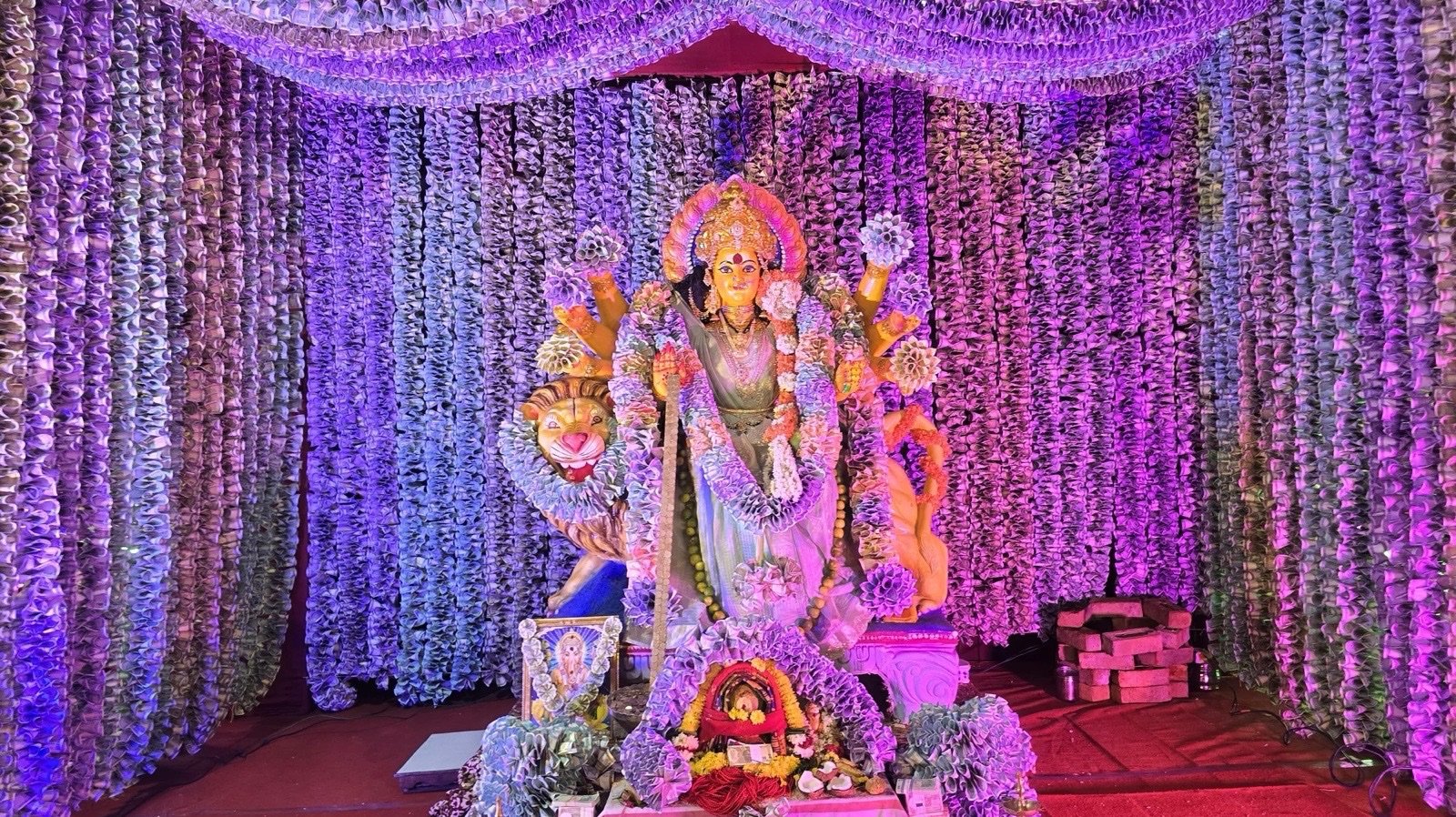రావులపాలెం లో కోటి నగదుతో లక్ష్మీ దేవిగా అమ్మవారు
