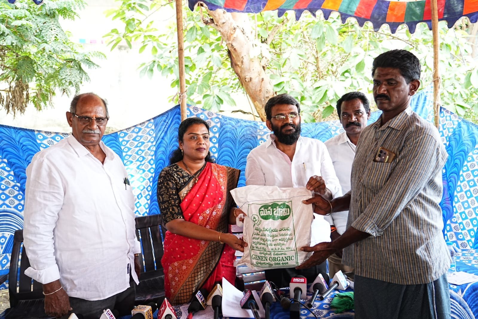 రైతులకు సేంద్రీయ ఎరువులు పంపిణీ....