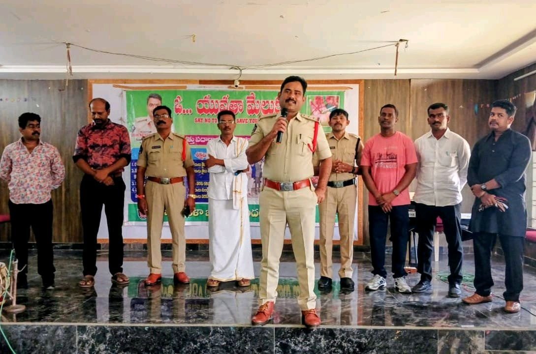 గ్లోబల్ ఇంజనీరింగ్ కాలేజీ నందు పోలీస్ కళా జాగృతి బృందం