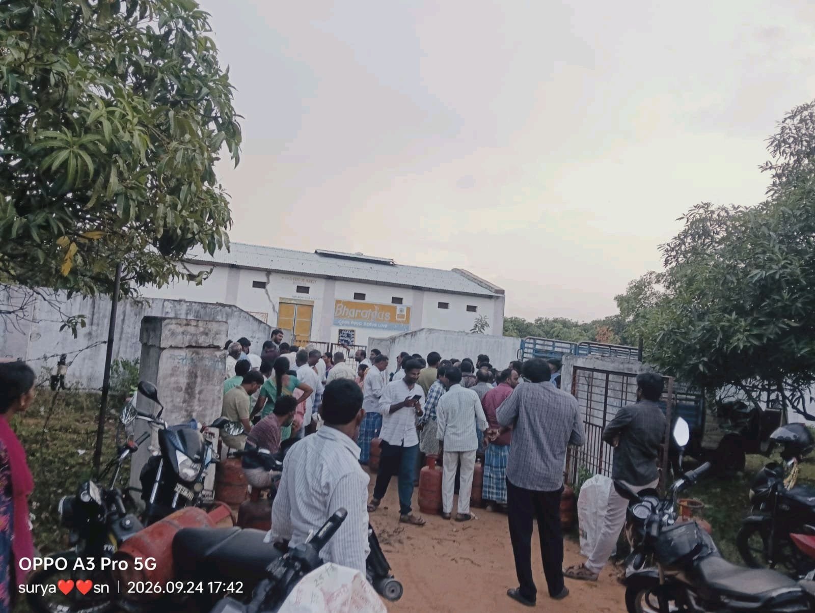 చక్రాయపేట లో భారత్ గ్యాస్ కొరత ఇబ్బందులు పడుతున్న ప్రజలు