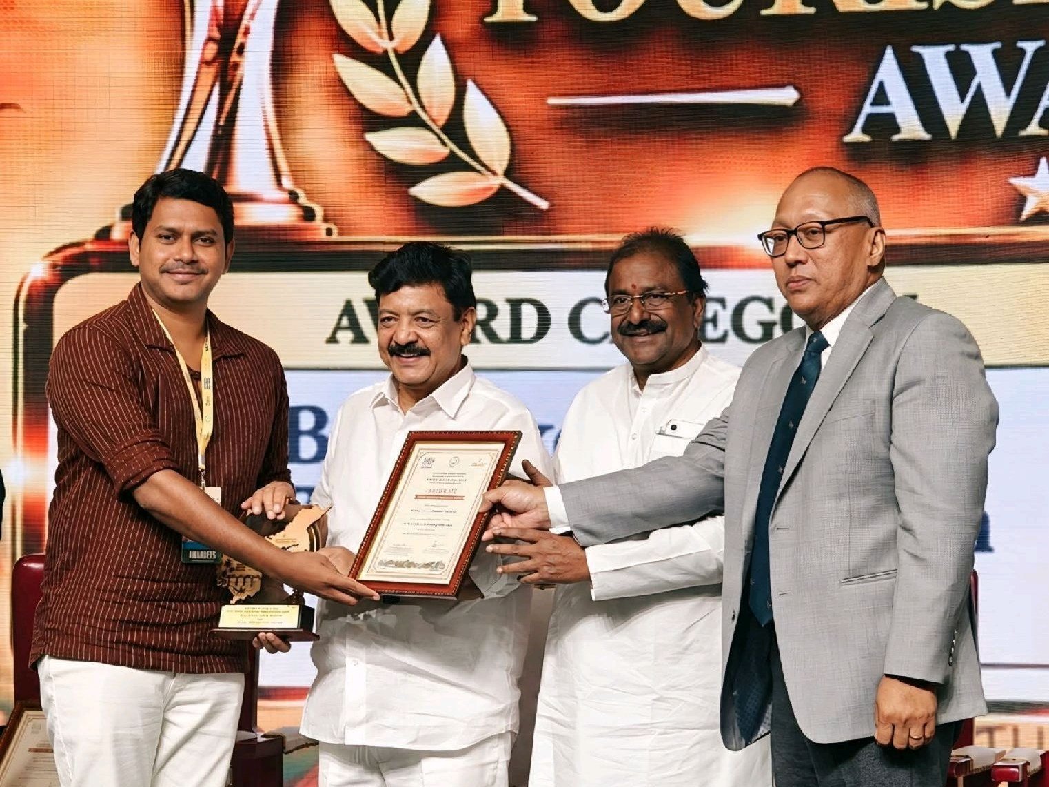 హిందూపురం యువకుడు వినోద్ రాజేంద్ర కు గిన్నిస్ బుక్ లో చోటు
