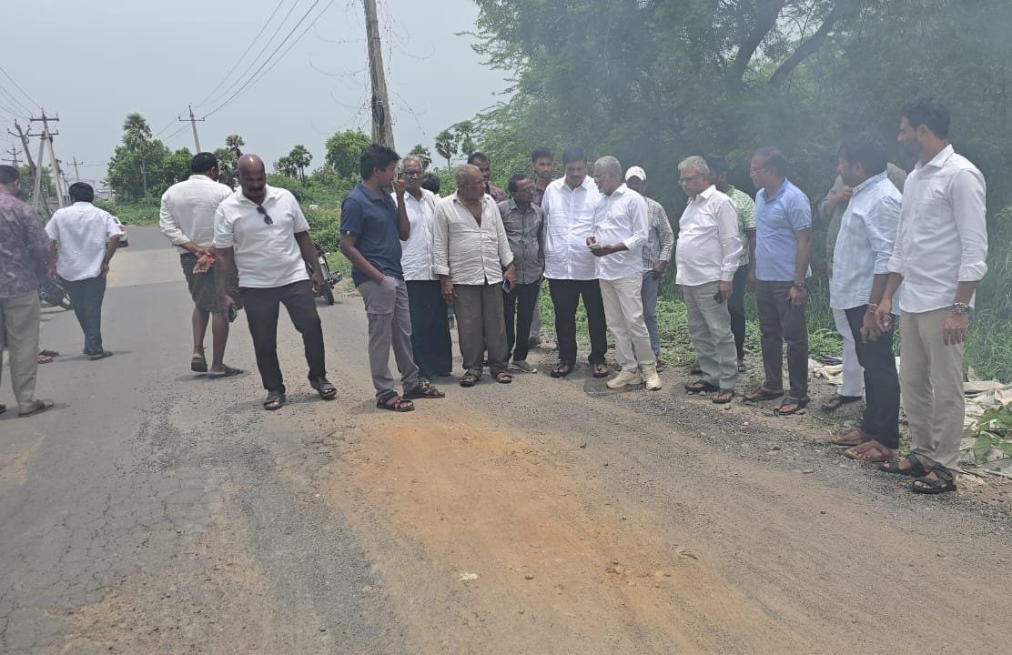 బీటీ రోడ్డును పరిశీలించిన మాజీ ఎమ్మెల్యే....