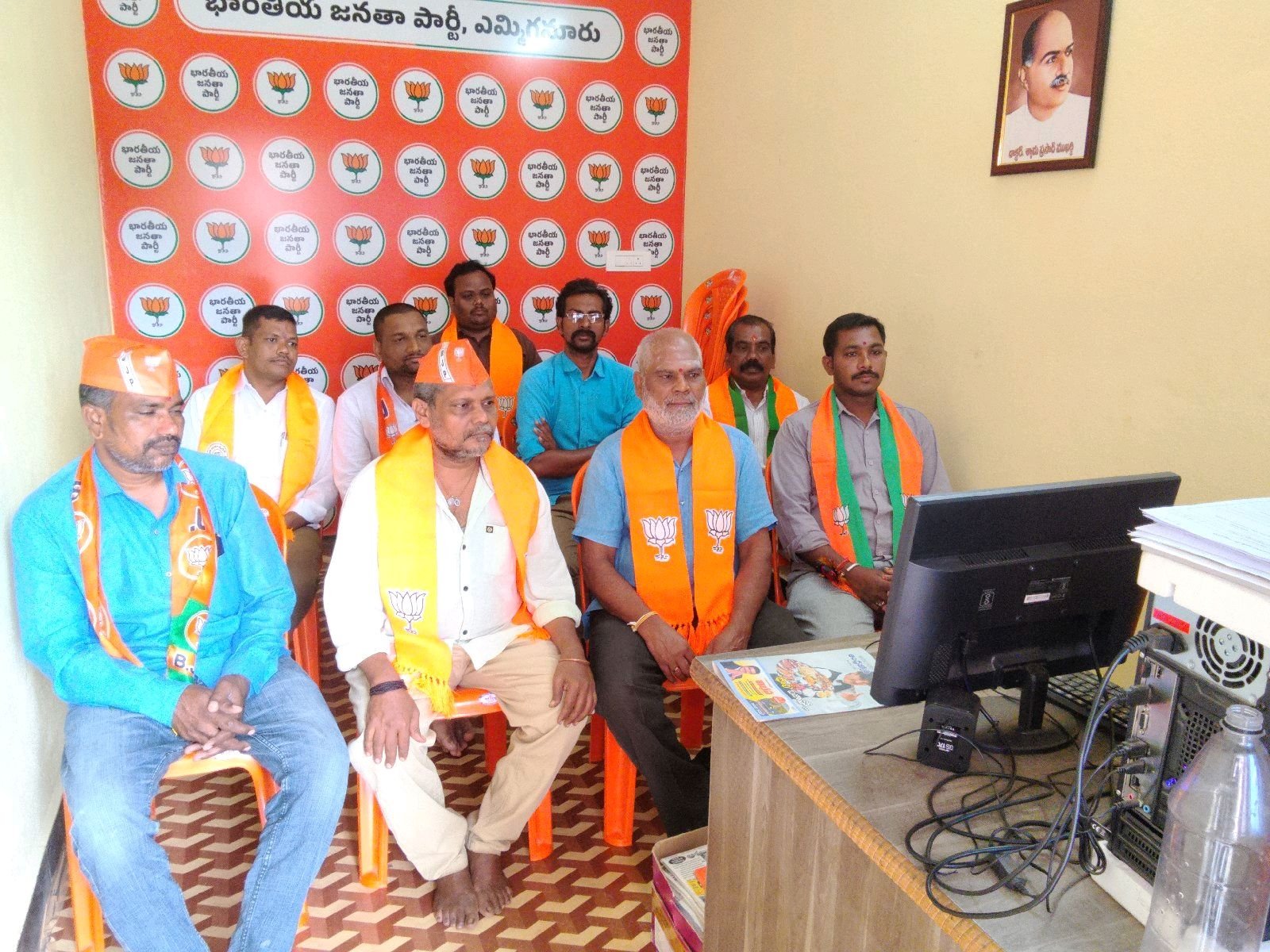 బీజేపీ పట్టణ కార్యాలయంలో మాన్ కి బాత్ కార్యక్రమం