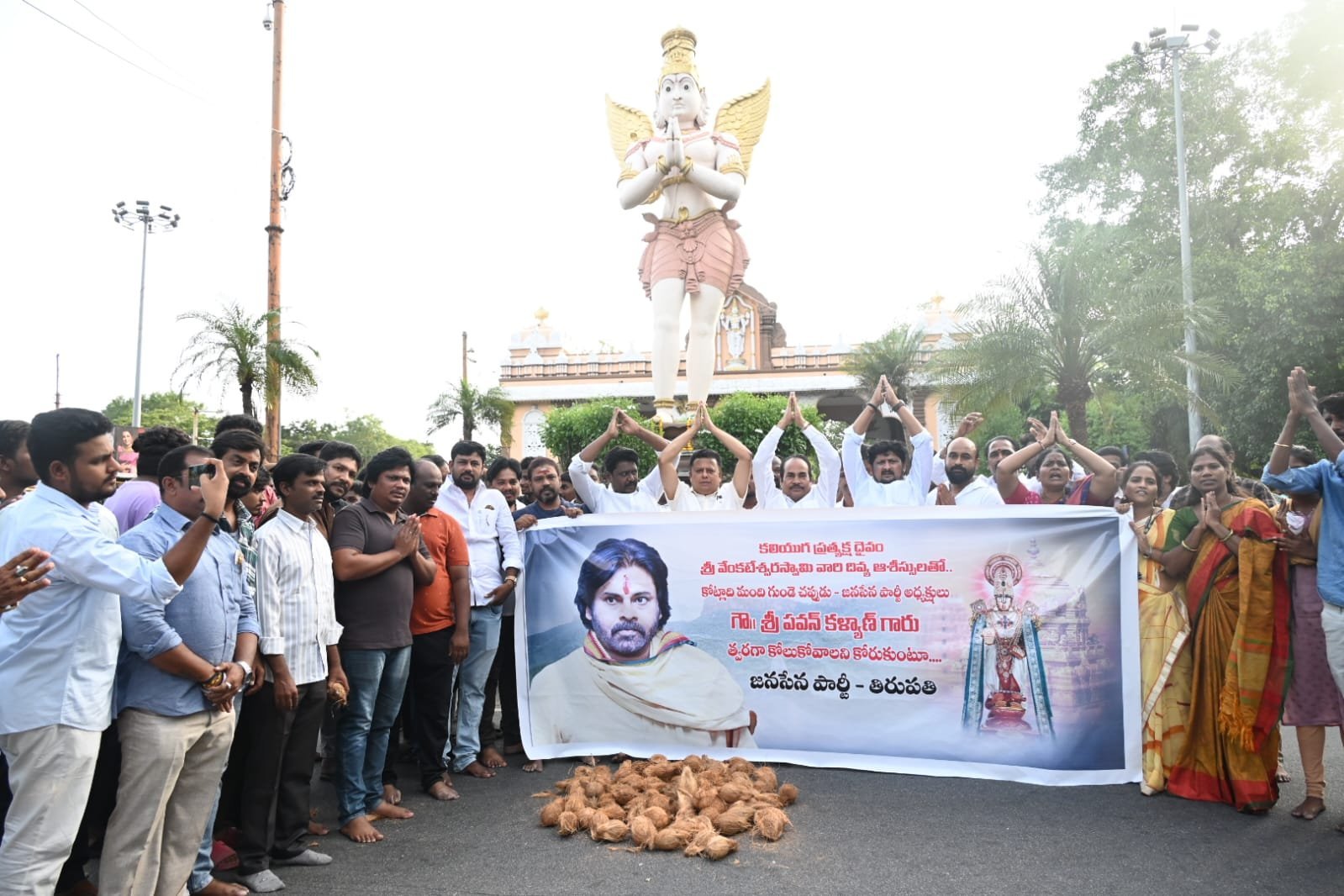 కొబ్బరికాయలు కొట్టిన ఎమ్మెల్యే అరని శ్రీనివాసులు