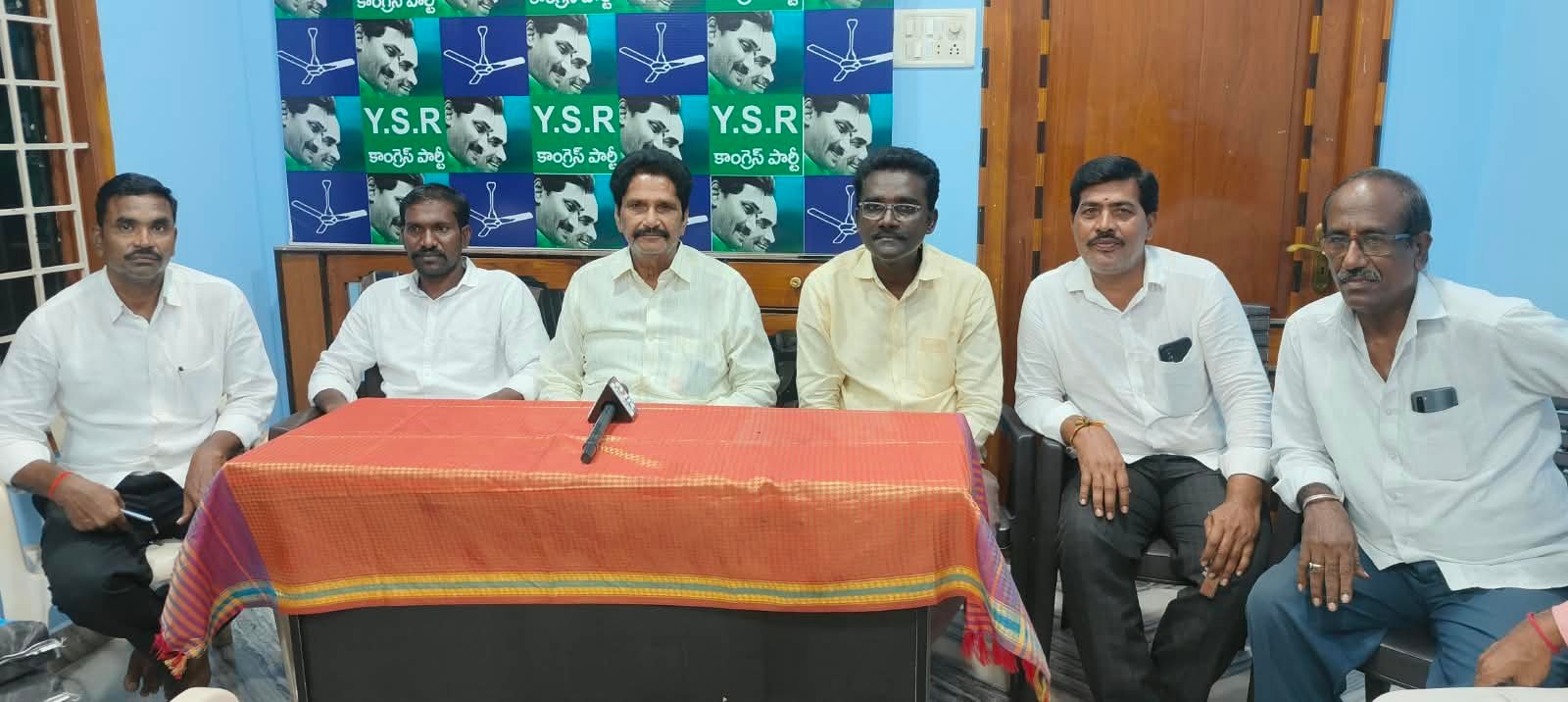 అక్రమ అరెస్టులను ఖండించిన వైసీపీ నేతలు...