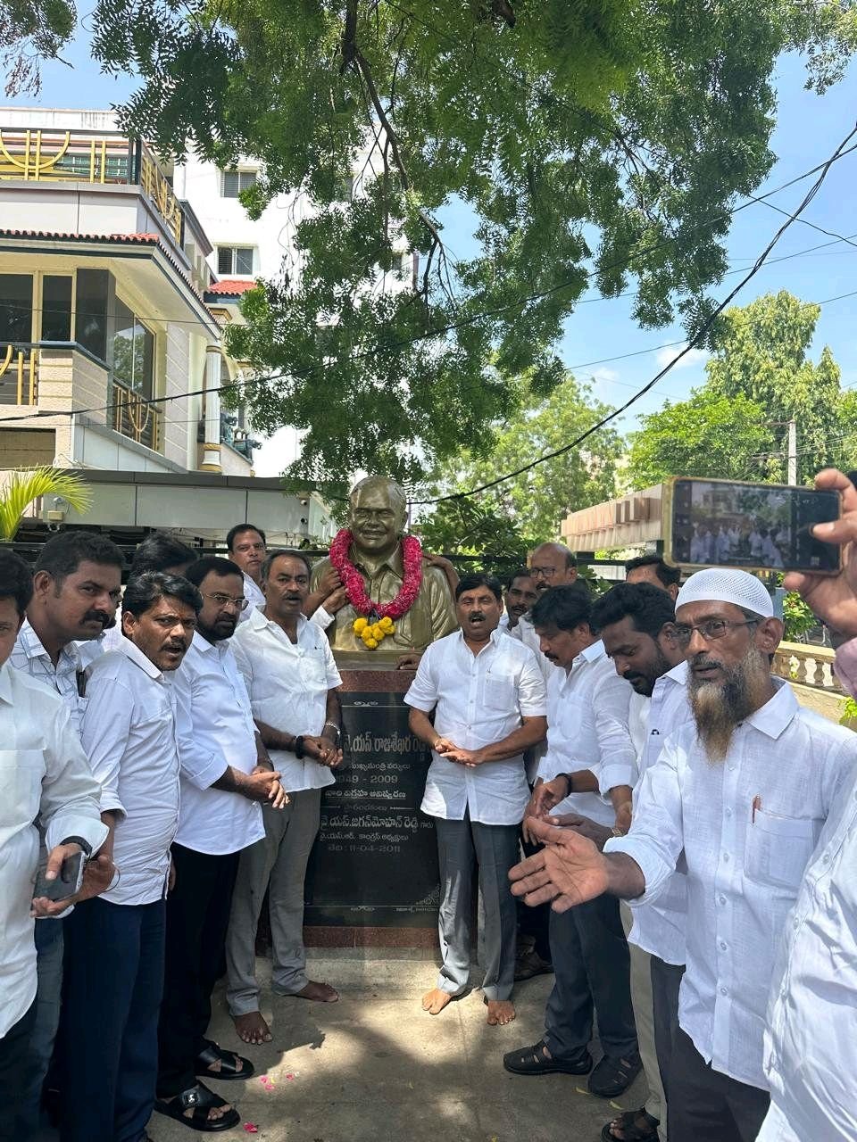 కడప నగర్ లోని వైయస్ కాంగ్రెస్ పార్టీ కార్యాలయం నందు బాబు