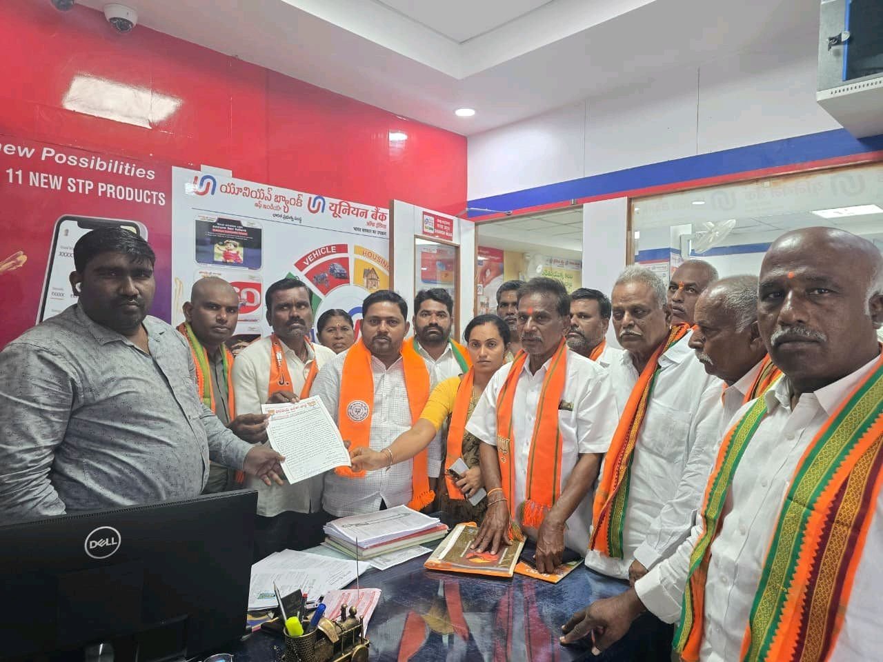 Pmegp లబ్ధిదారులకు లోన్లు ఇవ్వాలి  బిజెపి నాయకులు