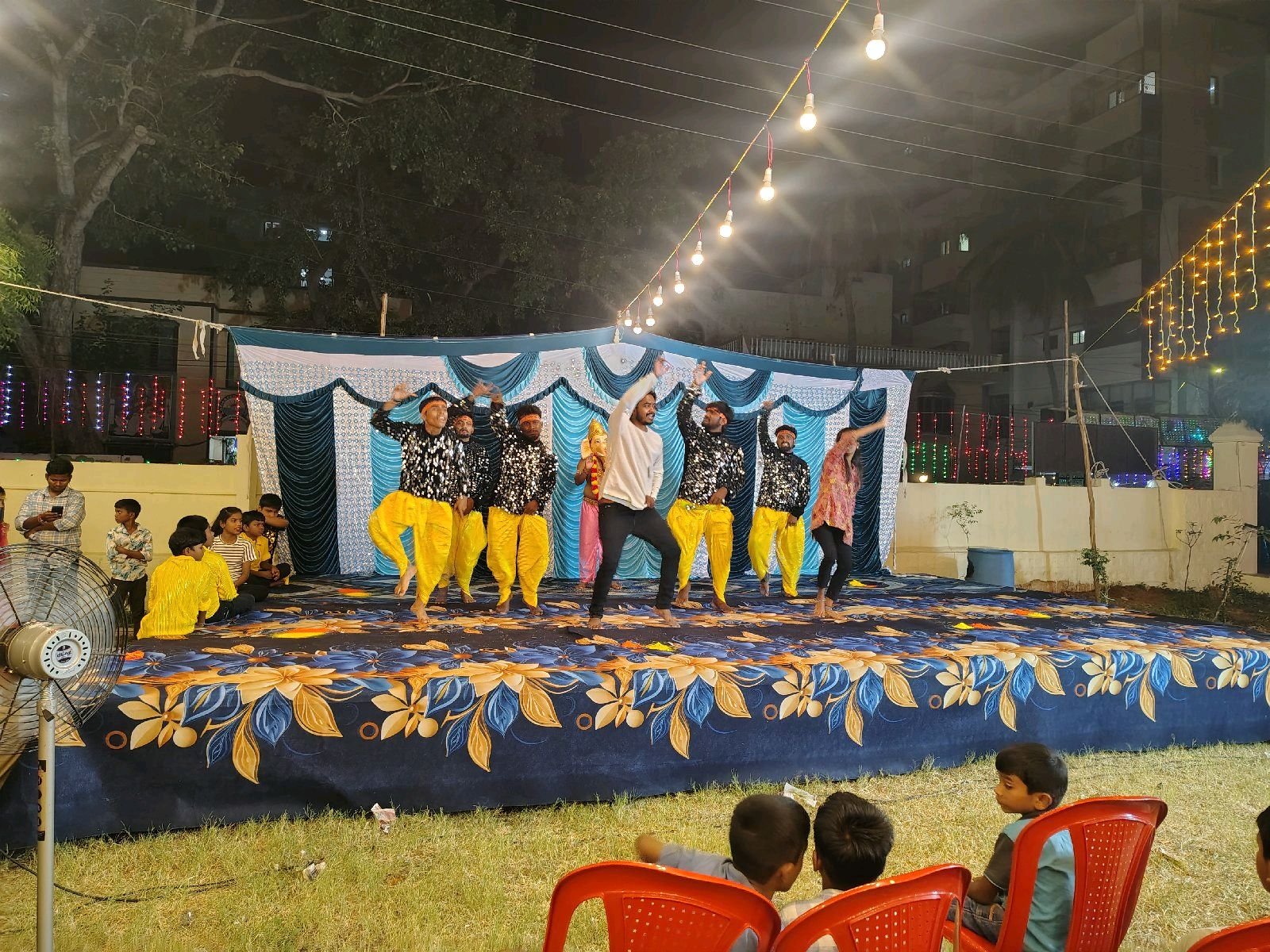 ఆదోని:సిద్ది వినాయక బృందం వారి ఆధ్వర్యంలో నృత్యం