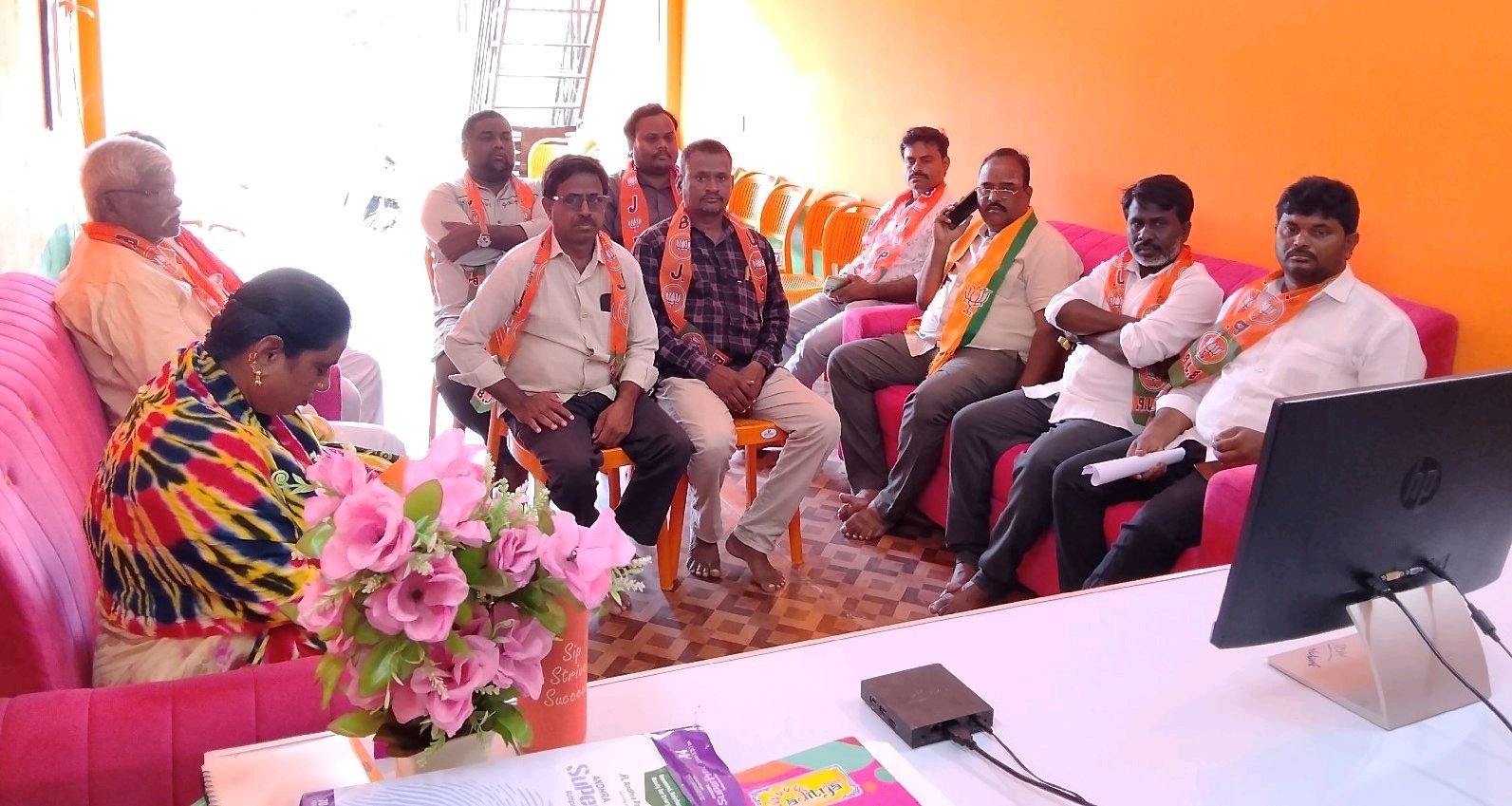 బిజెపి అసెంబ్లీ కార్యాలయంలో మనకి బాత్ కార్యక్రమం
