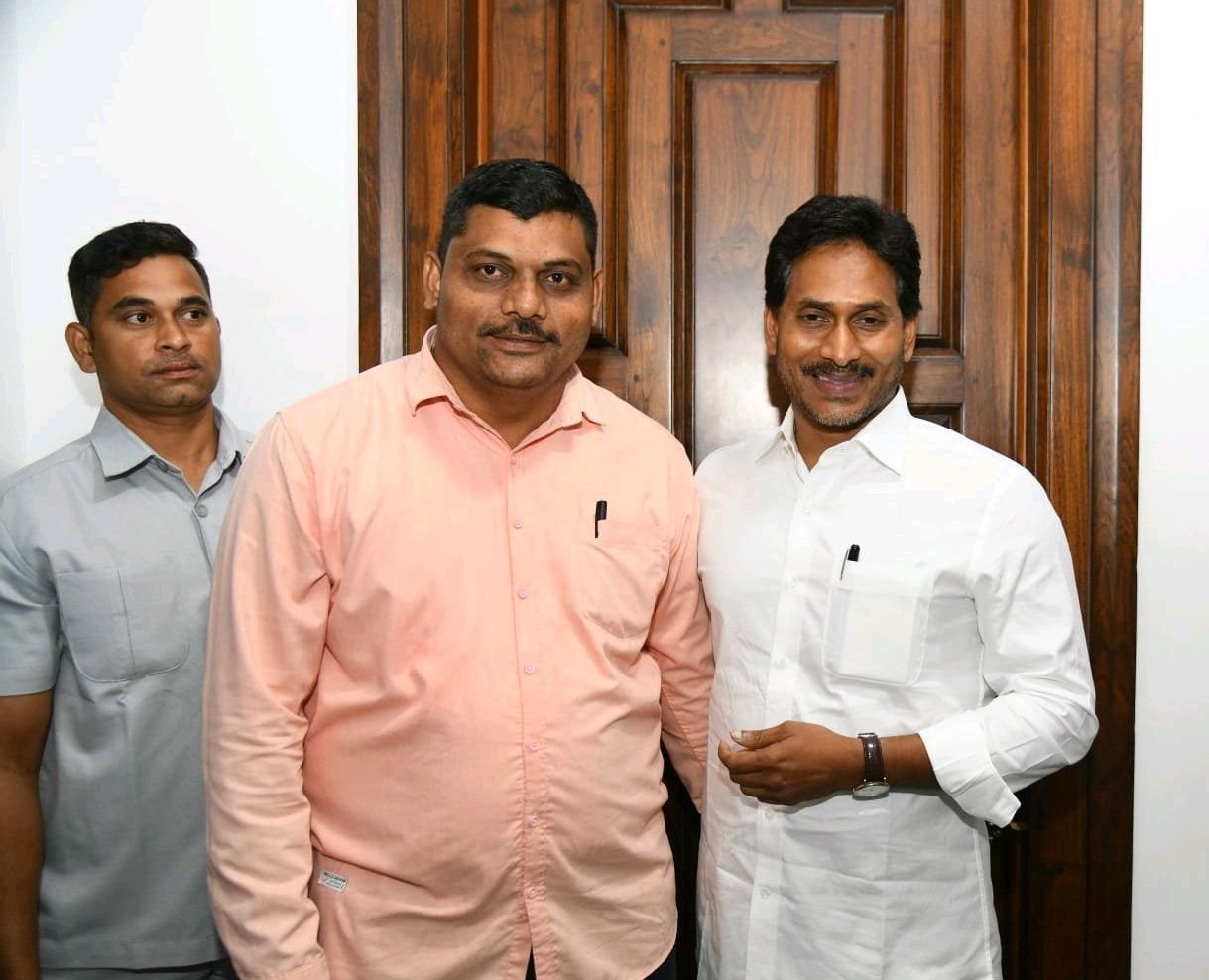 మాజీ ముఖ్యమంత్రి జగన్ ను కలిసిన డాక్టర్ షరీఫ్
