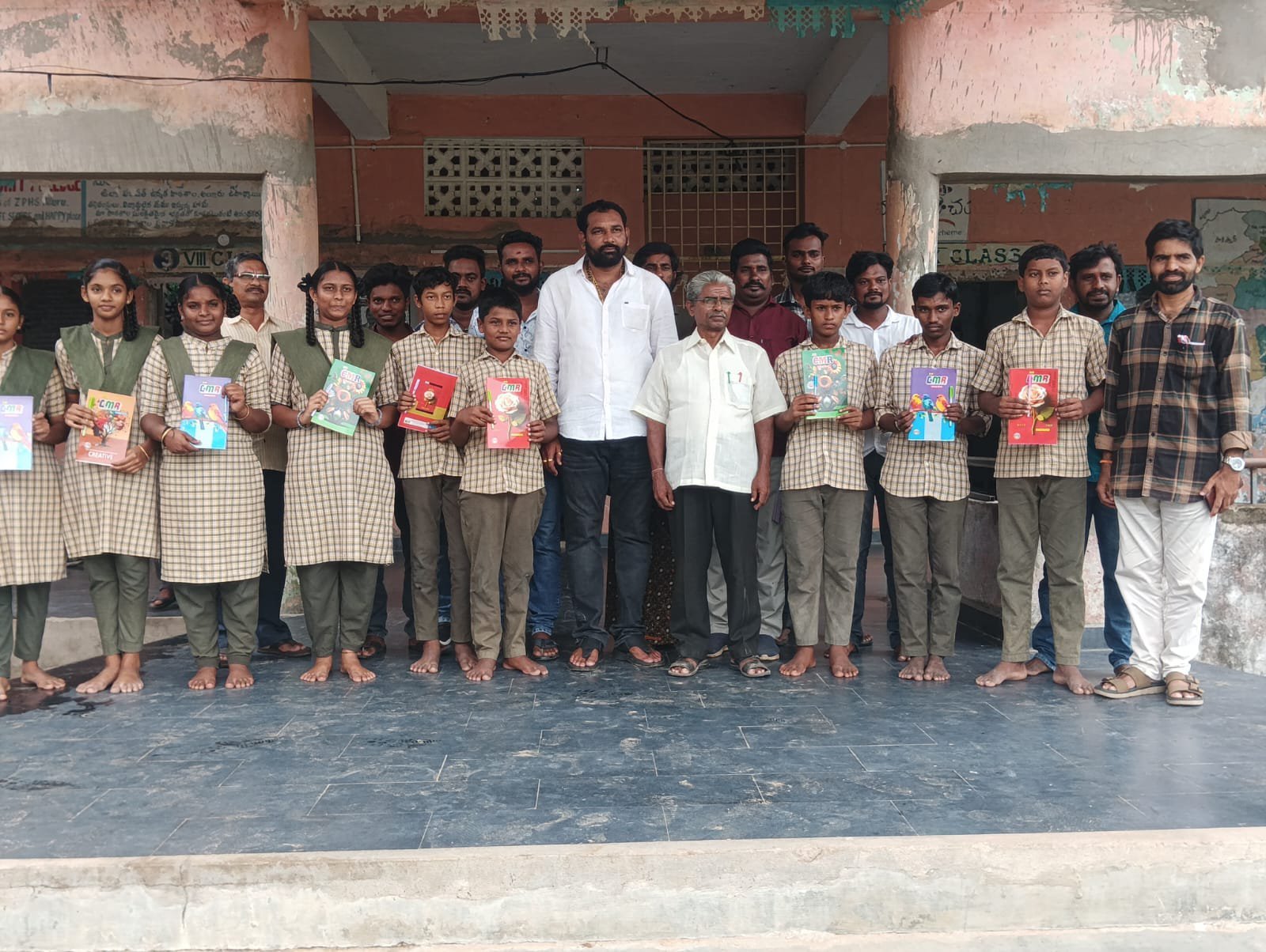 అల్లూరు విద్యార్థులకు పుస్తకాలు పంపిణి చేసిన JSP AN babu