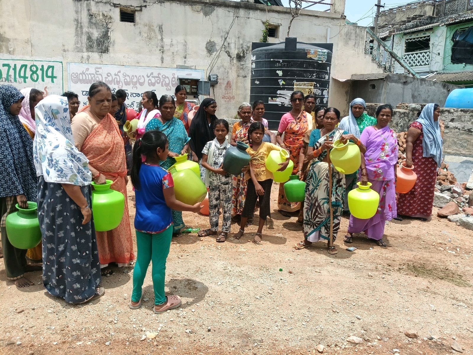 పందిల్లపల్లి  ప్రజలు నీళ్లు లేక రోడ్డుపై నిరసన