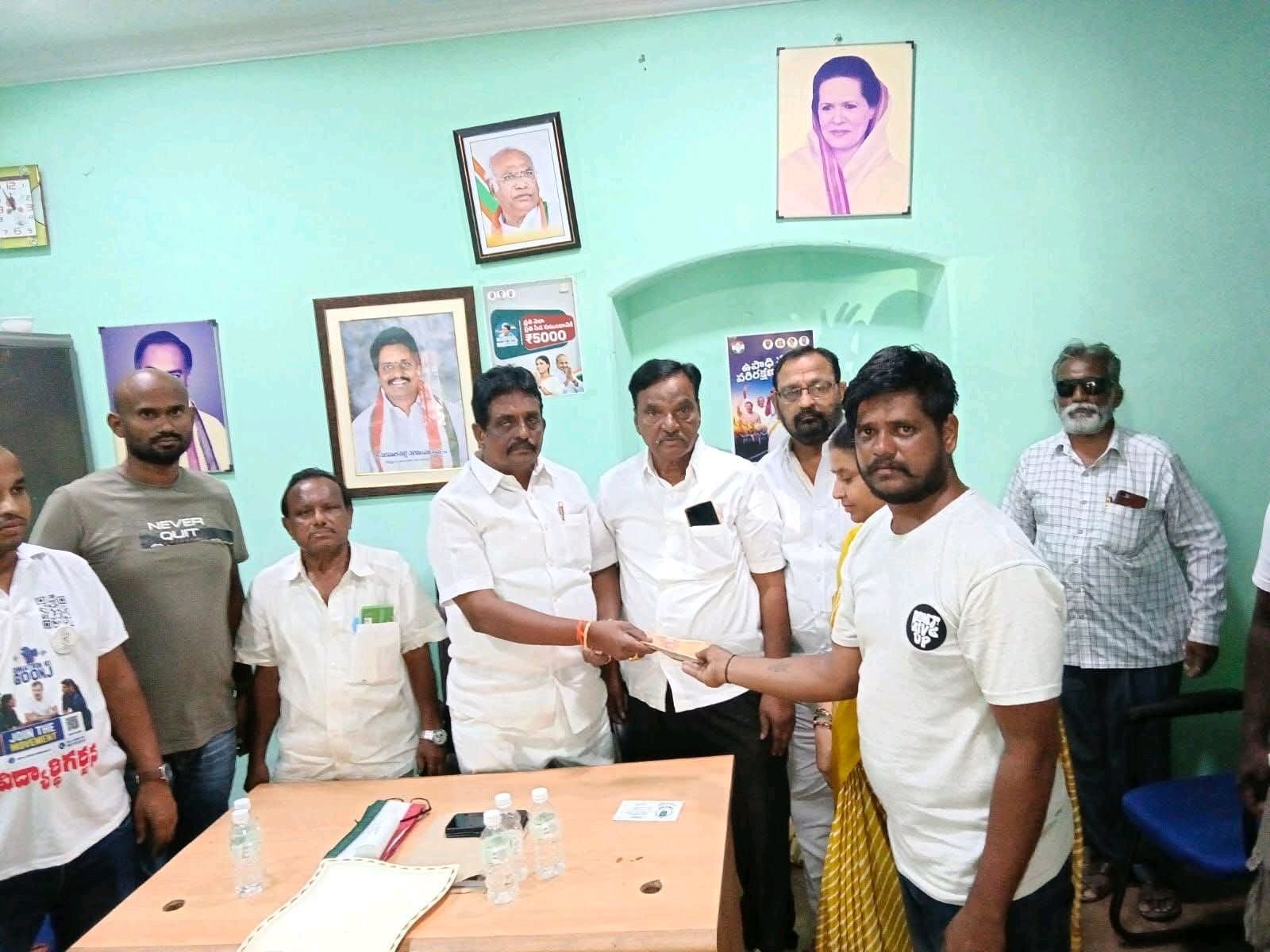 కాంగ్రెస్ పార్టీ  మృతుని కుటుంబానికి 10,000 ఆర్థిక సహాయం