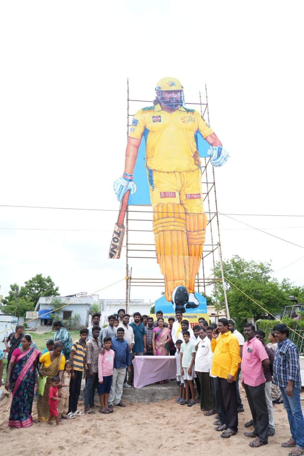 77 అడుగుల ధోని కటౌట్ ను ఆవిష్కరించిన ఎమ్మెల్యే