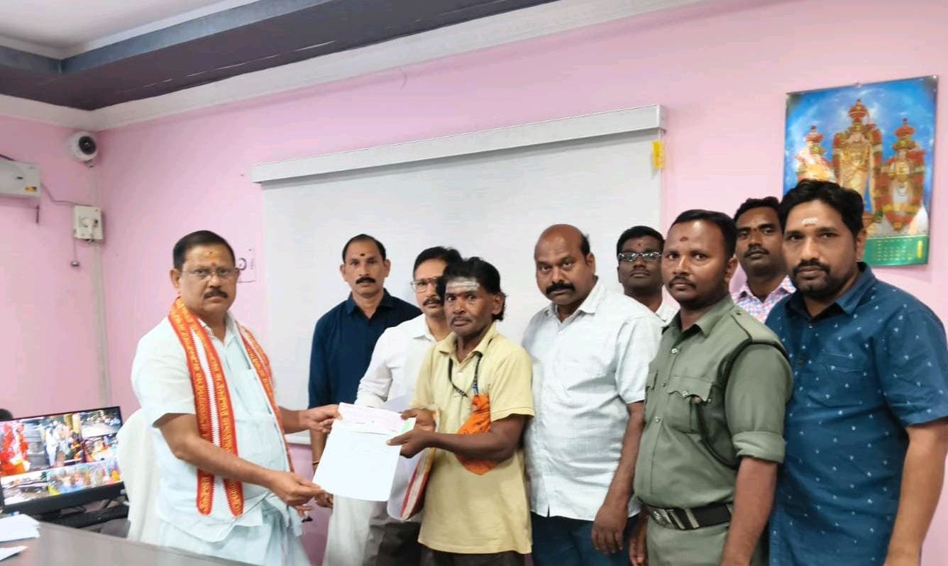 దేవస్థాన ఒప్పంద ఉద్యోగి కుటుంబానికి ఆర్థిక సహాయం