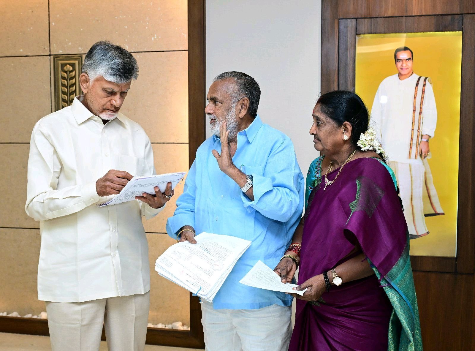 సీఎంను కలిసిన మాజీ ఎమ్మెల్యే "పిల్లి" దంపతులు