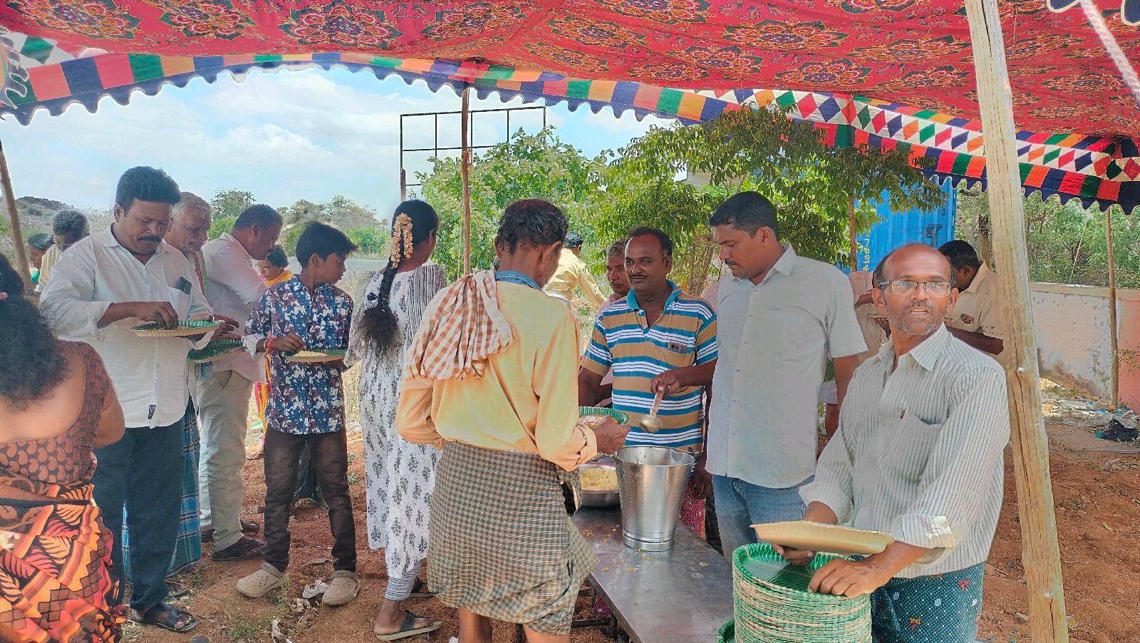 🕉️ శ్రీ ఆంజనేయ దేవస్థానంలో అన్నదాన కార్యక్రమం