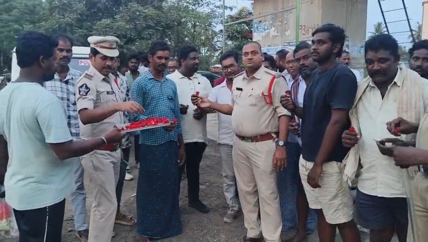 రోడ్డు ప్రమాదాలు నివారణకు హెల్మెట్ తప్పనిసరి -