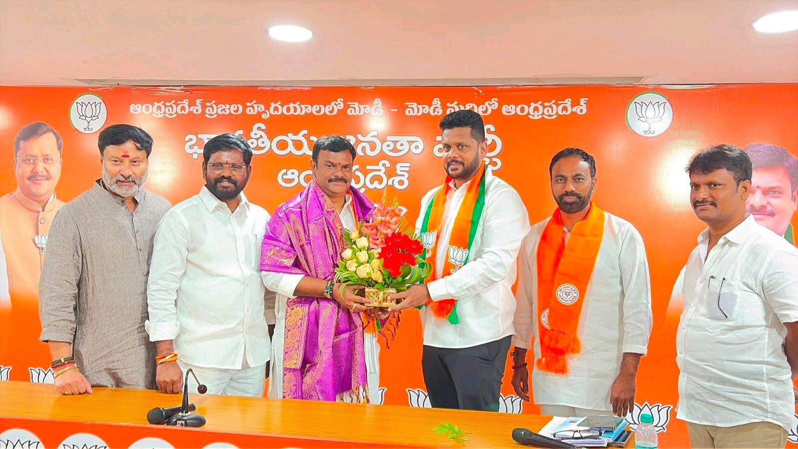 స్మార్ట్ చెక్ అధినేత బిజెపిలో చేరిక