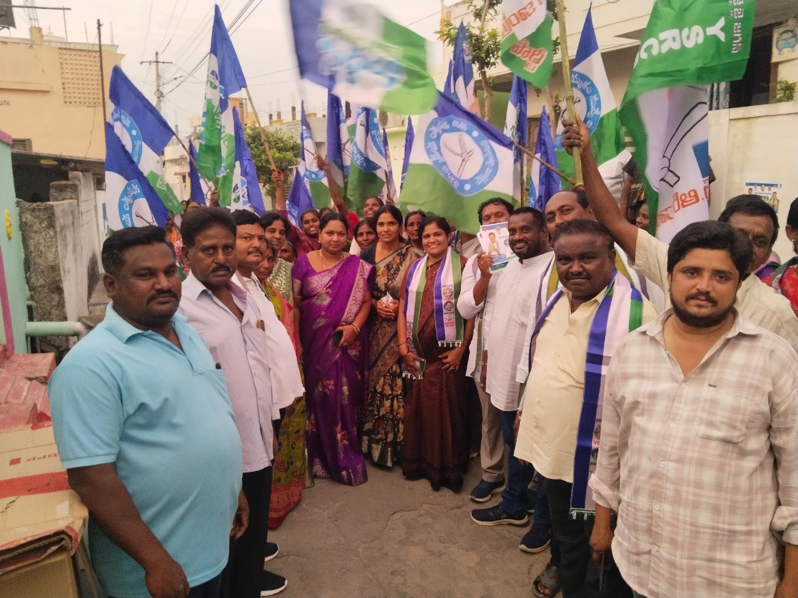 సమస్యలు పరిష్కరిస్తా... వేమా రోజా రమణి