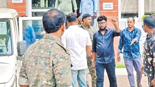 మచిలీపట్నం కోర్టులో హైటెన్షన్ వాతావరణం..!