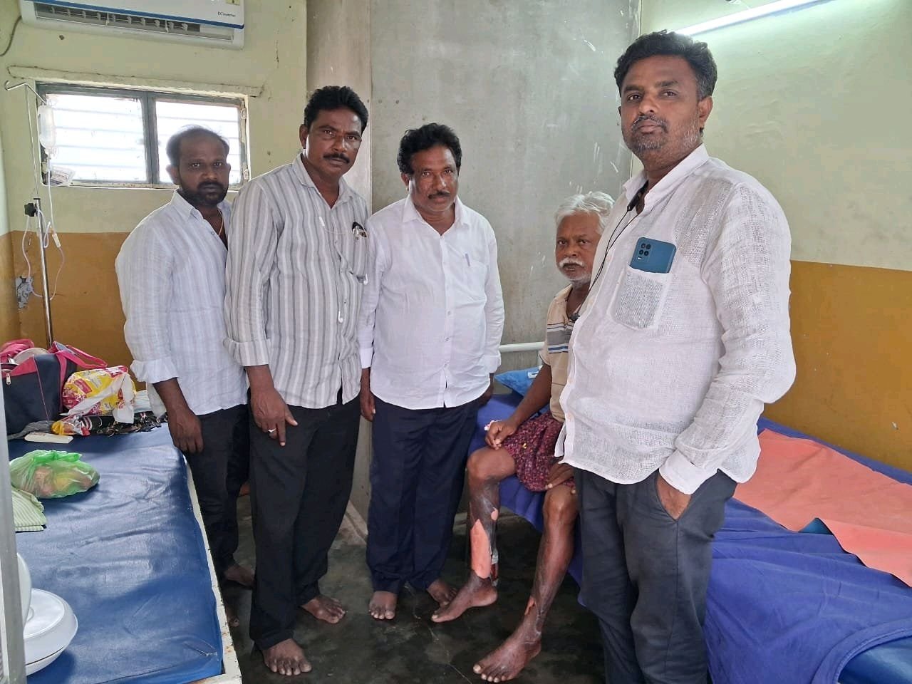 గ్యాస్ సిలిండర్ ప్రమాదం లో గాయపడిన IBM సాక్షి విలేకరి.