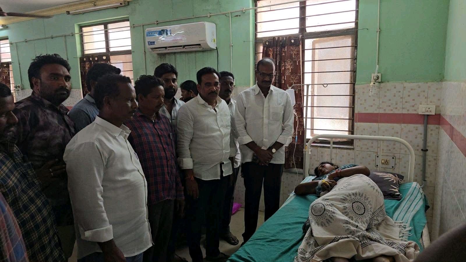 పాము కాటుకు గురైన MPP ని పరామర్శించిన వైసీపీ నేతలు