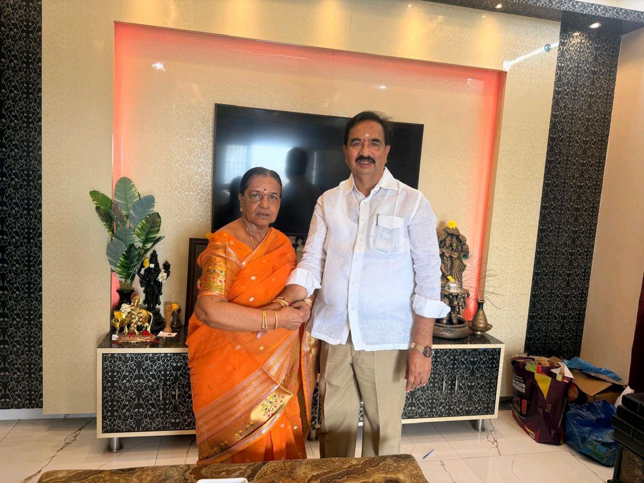 చెంచలబాబు యాదవ్‌కు రాఖీ కట్టిన కొండా చెంచులక్ష్మి