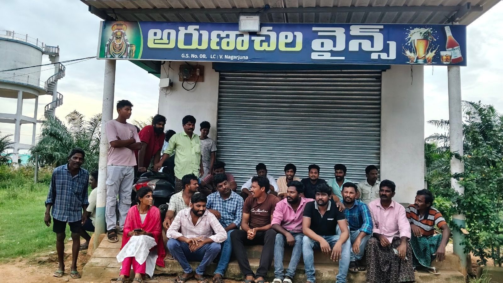 వైన్ షాప్ మూసివేసిన R&R కాలనీ వాసులు.