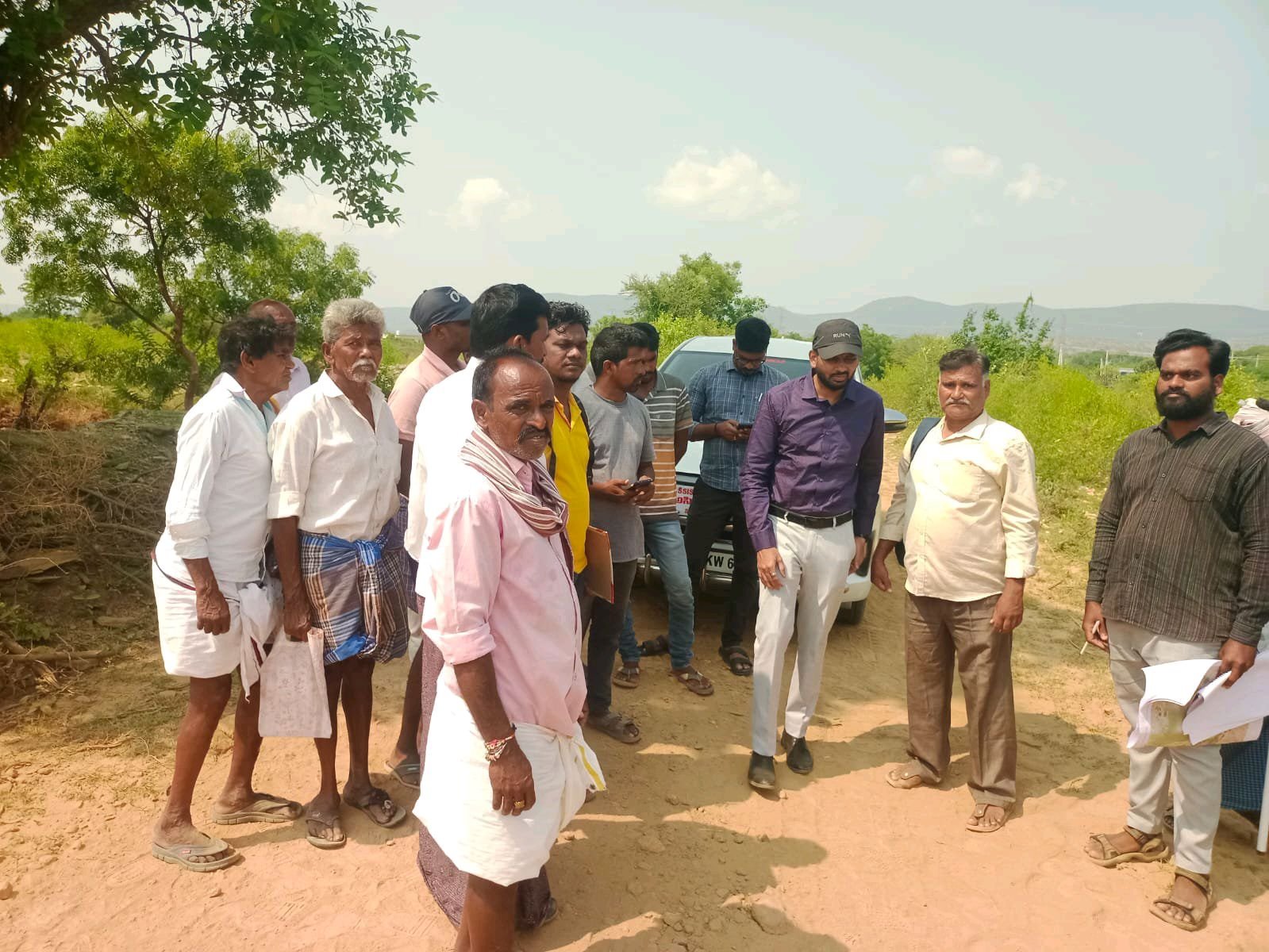 పెదనాగంపల్లి రీసర్వే పరిశీలన లో ట్రైని కలెక్టర్ కృష్ణ తేజ
