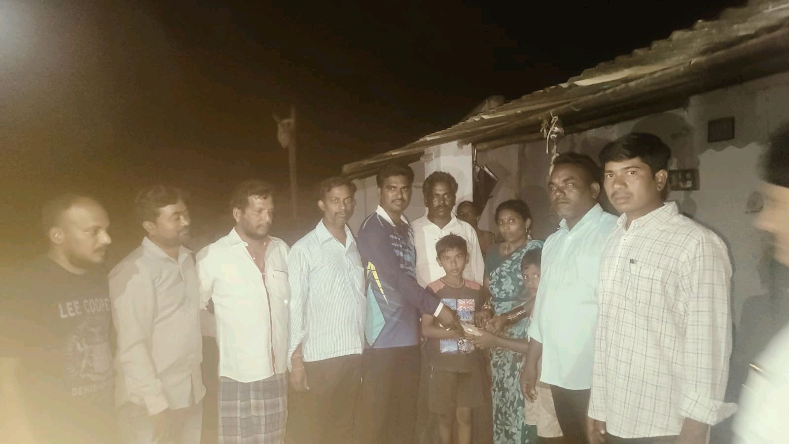 స్నేహితుడి కుటుంబానికి అండగా నిలిచిన మిత్రబృందం