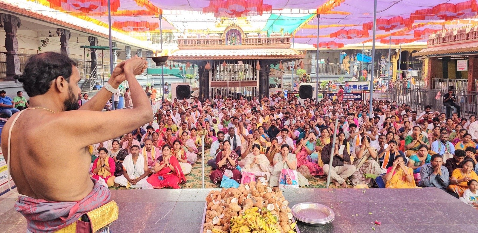 వెంకటేశ్వర స్వామి అస్త్రోత్తర పూజ లో పాల్గొన్న భక్తులు