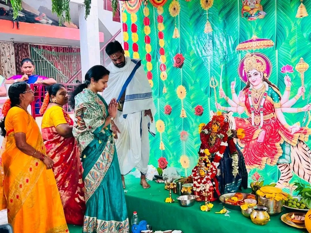 వంగవీటి ఆశకిరణ్  అమ్మవారికి భక్తిశ్రద్ధలతో సారి సమర్పణ