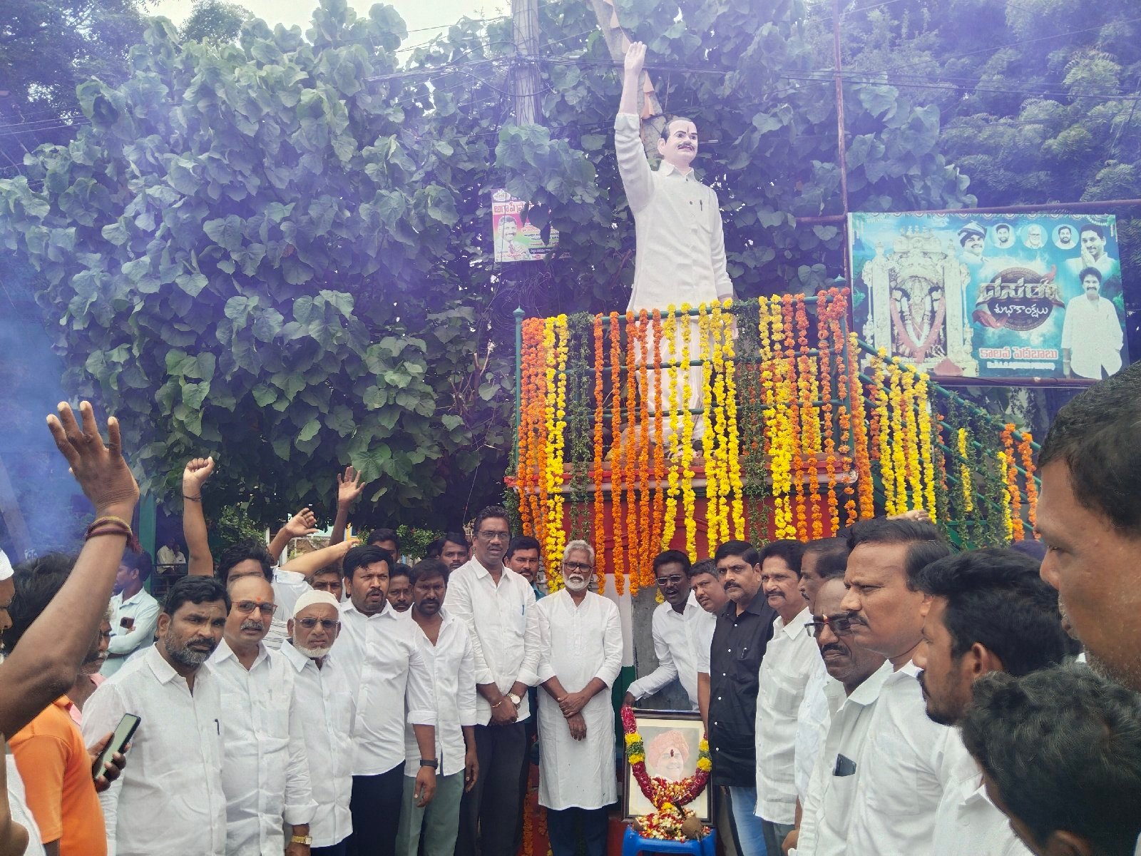 ఘనంగా వైఎస్ఆర్ వర్ధంతి వేడుక లు....