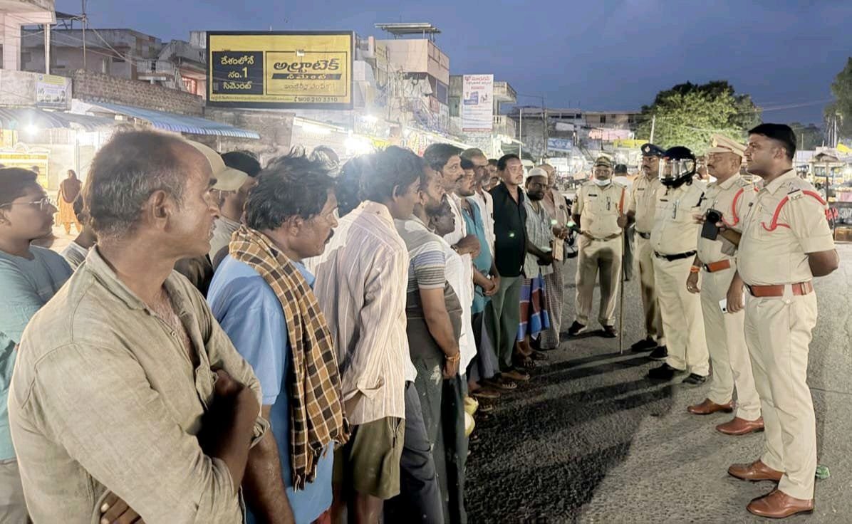 పొదలకూరులో హెల్మెట్‌పై పోలీసుల అవగాహన