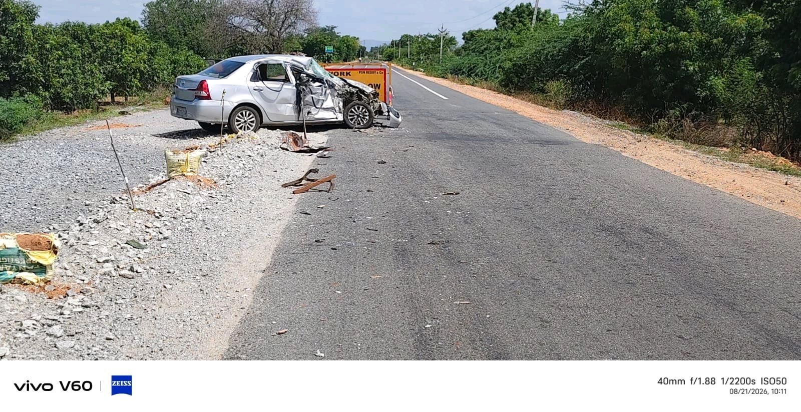 రోడ్డు ప్రమాదంలో ఇద్దరికి గాయాలు
