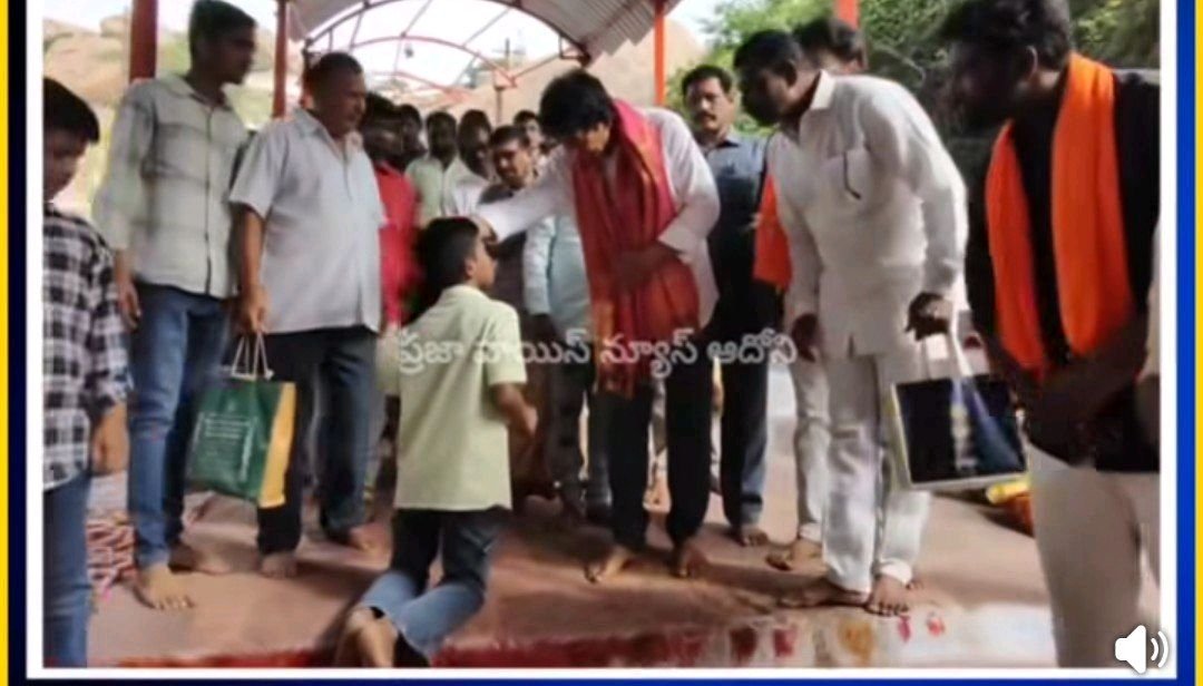 ఆదోని రణమండల కొండ మీద పిల్లాడి భక్తికి ఎమ్మెల్యే అభినందన