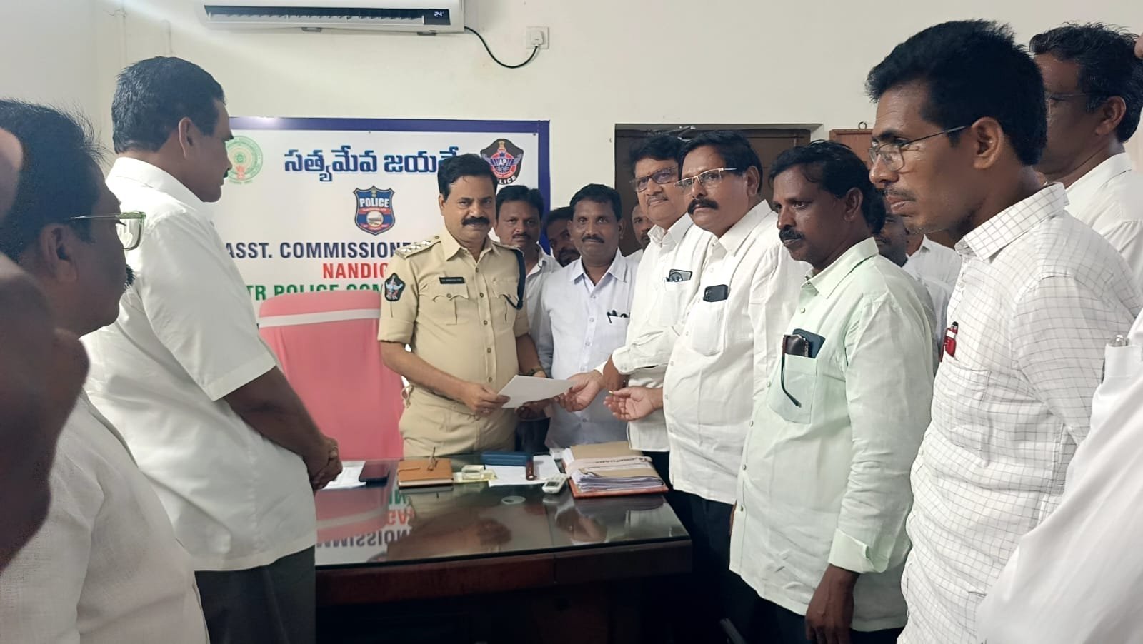 న్యాయవాదిపై కేసు నమోదు... నిరసన తెలిపిన న్యాయవాదులు...