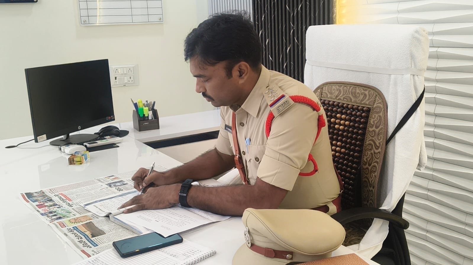 రావులపాలెం టౌన్ సీఐ గా రమేష్ బాబు బాధ్యతలు
