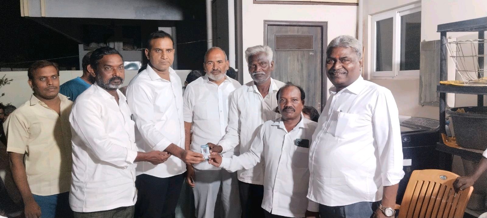 ధరణికోట లో వైసీపీ గుర్తింపు కార్డుల పంపిణీ