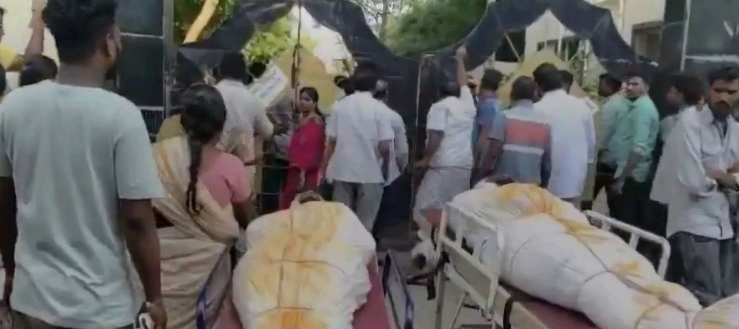 కడప: మృతదేహాలతో తల్లిదండ్రుల నిరసన