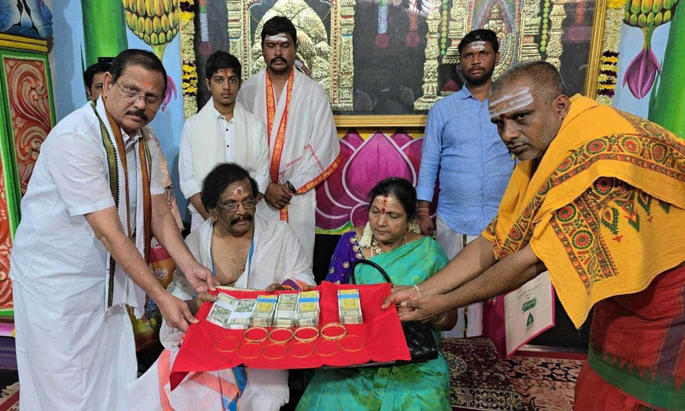 అమ్మవారికి బంగారు గాజులు సమర్పణ