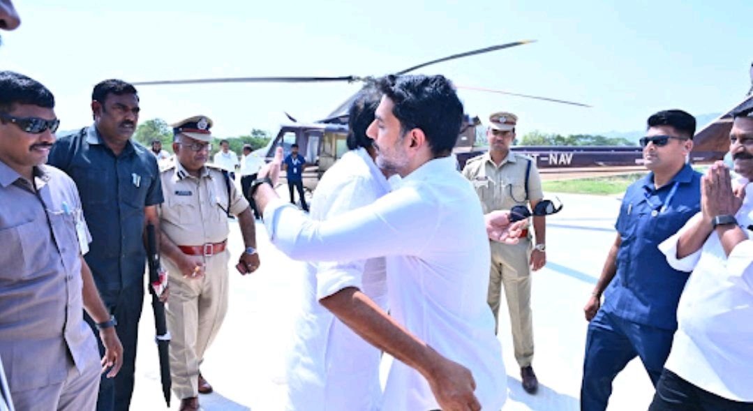 అన్నా అంటూ.. పవన్కు లోకేశ్ హగ్!