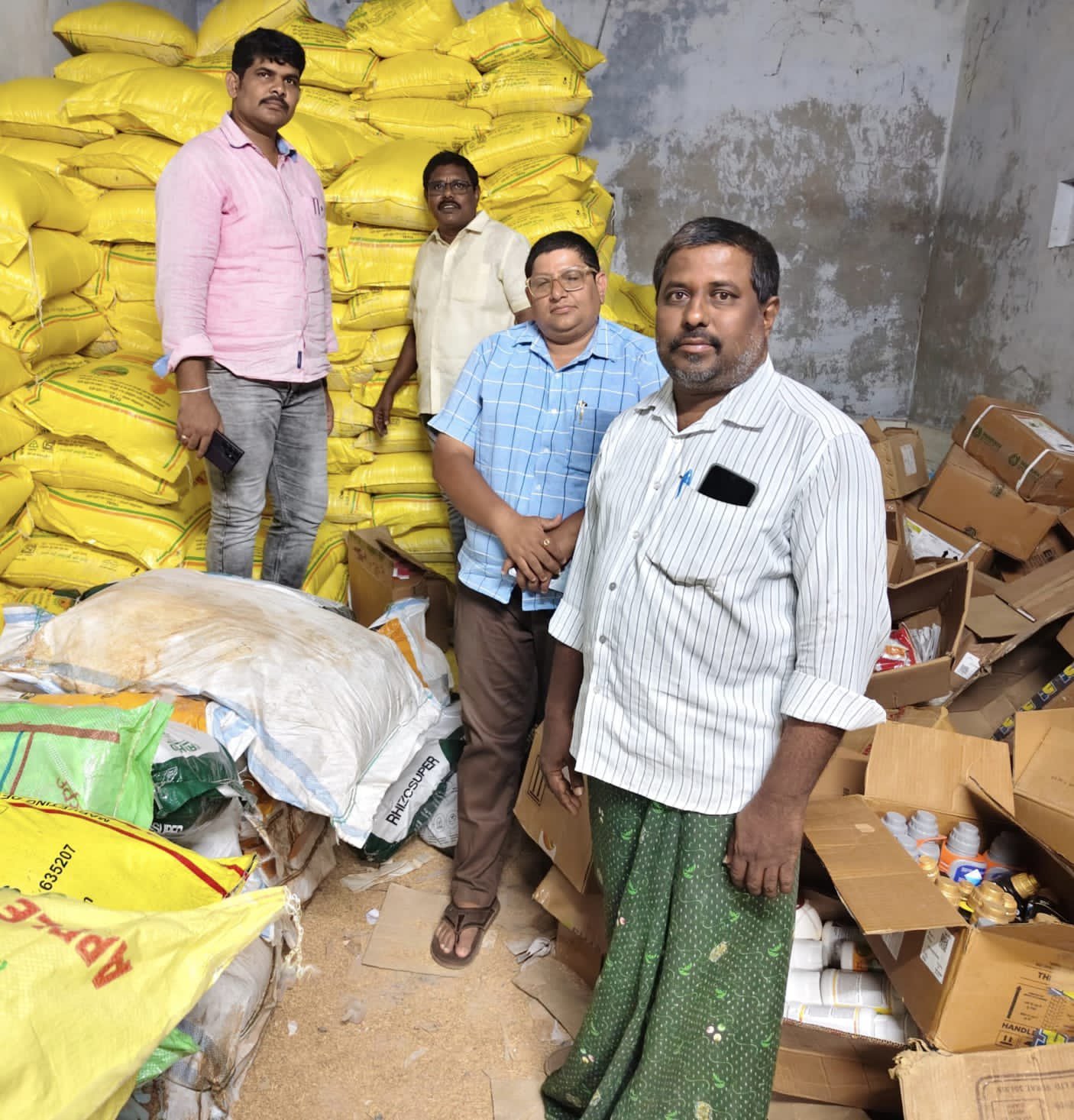 తాటిపర్తిలో రెండు ఎరువుల దుకాణాలపై విజిలెన్స్ దాడులు